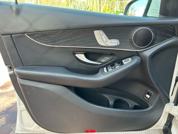 Mercedes Benz GLC300 Off Road - Imagen 9